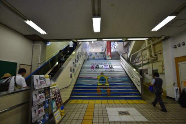 青森駅：プラットホームへ