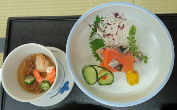 ４日目の夕食：刺身と蒸し物