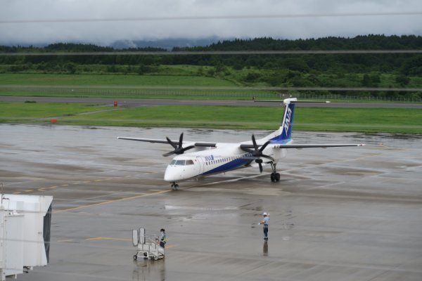 青森空港：ANA機のスポットイン