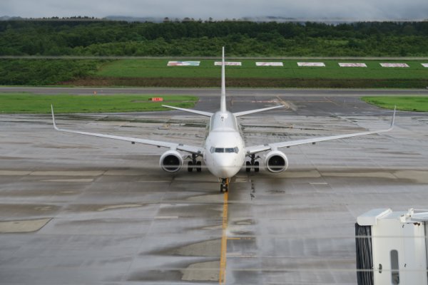 青森空港：JAL機のスポットイン