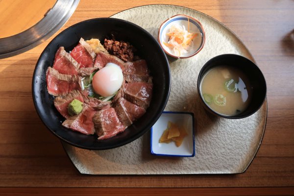 昼食：あか牛丼