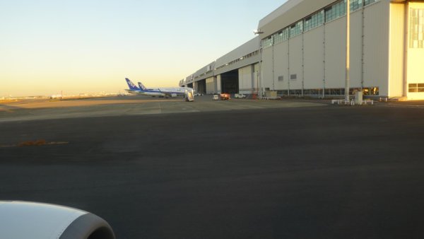 JAL431便：整備場を回り込む