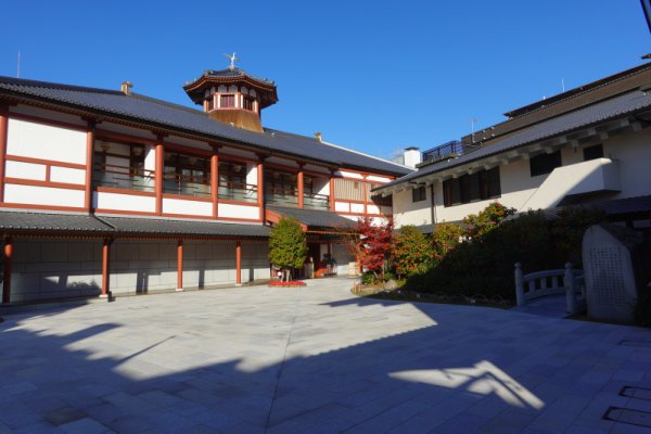 飛鳥乃湯泉の中庭