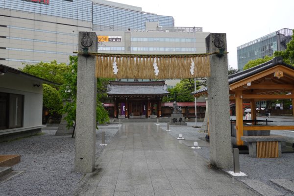 警固神社：鳥居の先の門