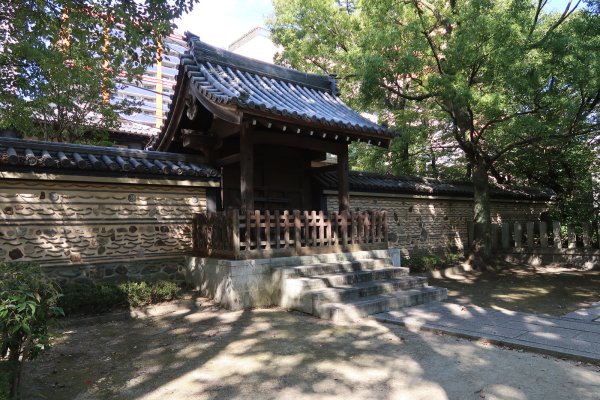 聖福寺(2)：勅使門の内側