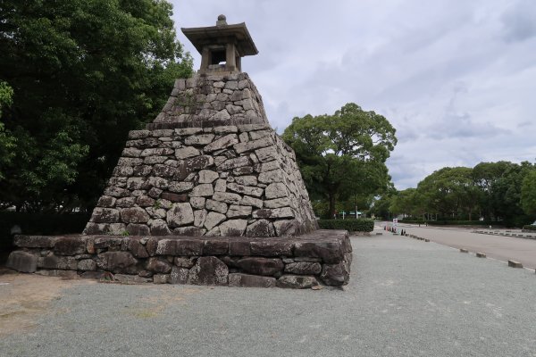 筥崎宮(1)：筥崎宮高燈籠