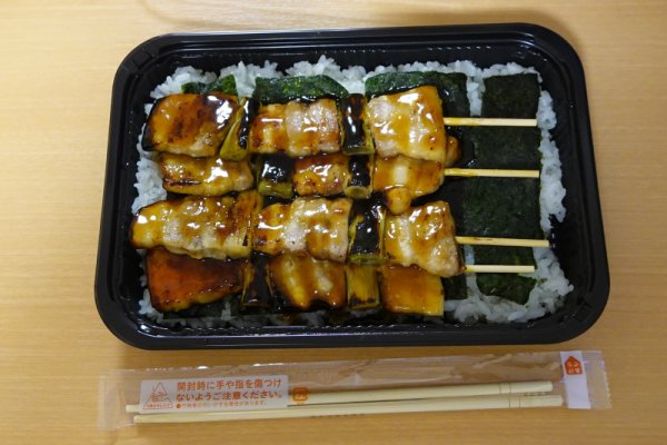 １日目の夕食：焼き鳥弁当