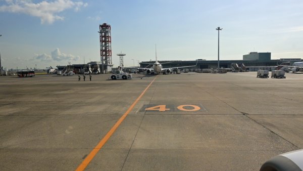 JAL253便：お見送りを受け出発