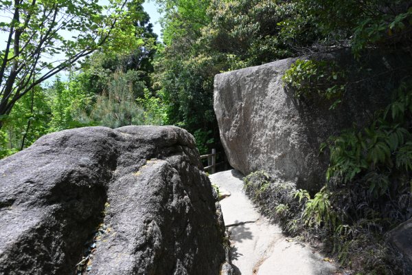 花崗岩の間の道