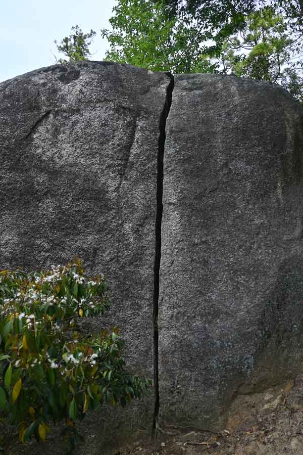 断ち切られた岩？