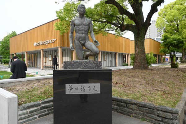 「夢の待ち人」モニュメント