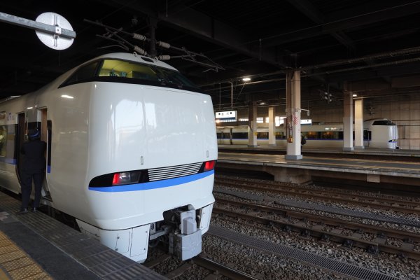 金沢駅：サンダーバードの並び