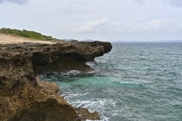久高島：カベール岬（左側）