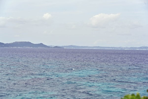 久高島：ロマンスロードからの沖縄本島