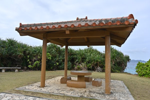 久高島：ロマンスロードの東屋