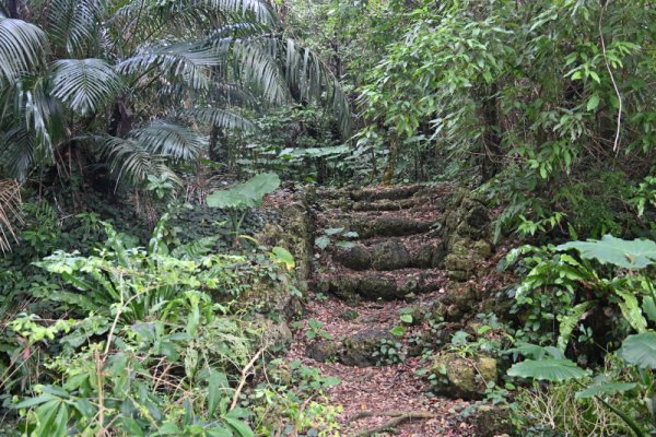 知念按司の墓：入り口