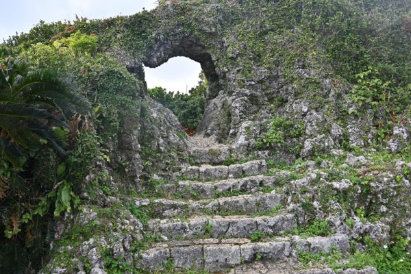 玉城城跡：太陽の門
