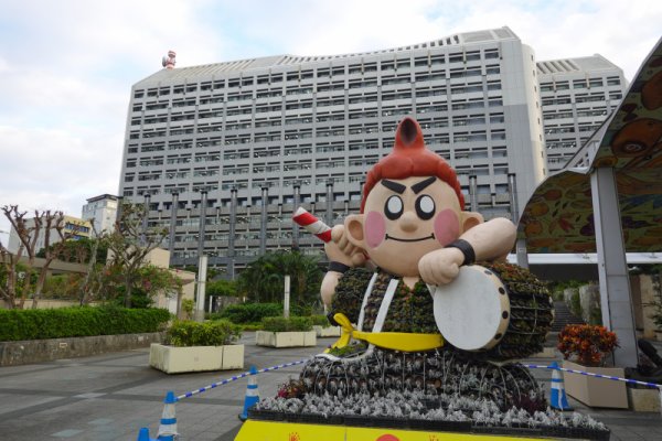 県庁前のオブジェ