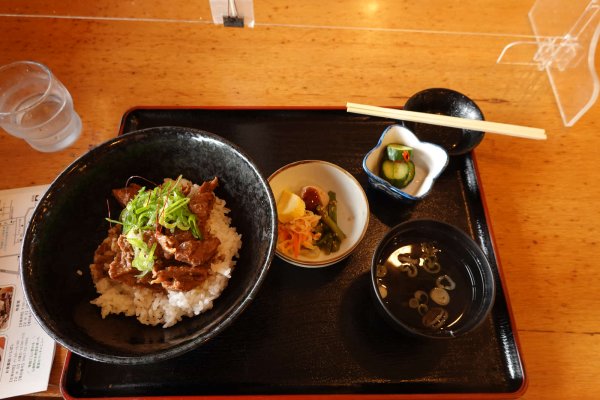 お昼ご飯：馬すじ丼