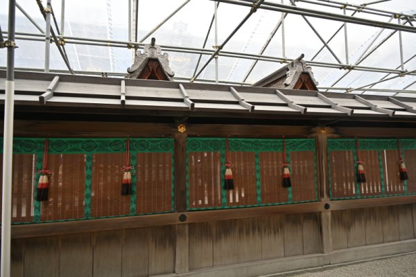 下賀茂神社：拝殿前の壁