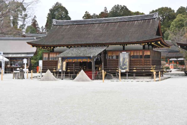 上賀茂神社：細殿と盛り砂