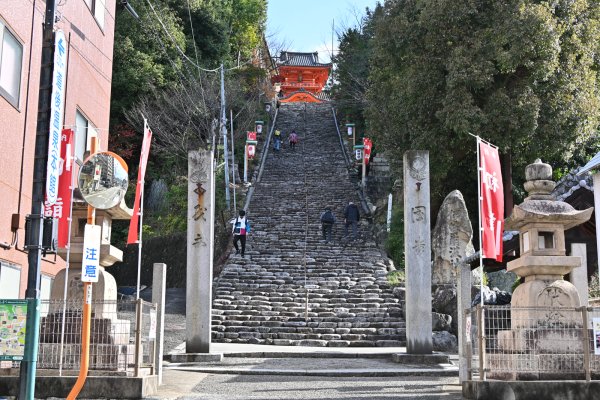 伊佐爾波神社(1)：伊佐爾波の突き当り