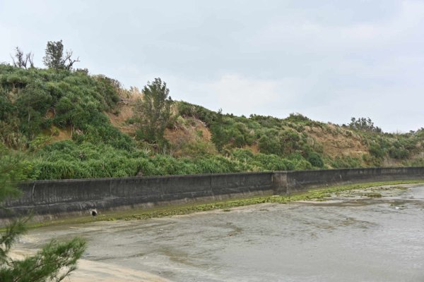 島尻断層崖と海食台