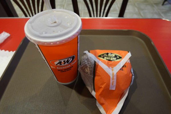 ３日目の夕食：A&W(2)