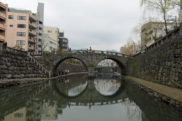 眼鏡橋：川の飛び石から