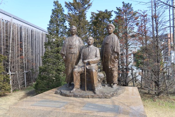 松ヶ枝国際ターミナルの銅像