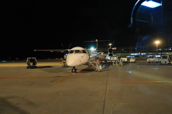 那覇空港(9)：石垣経由で到着