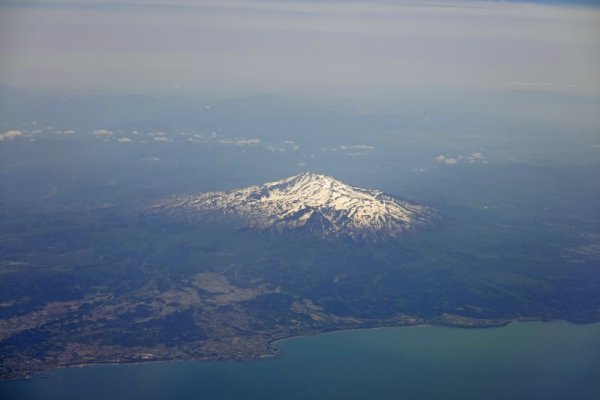 JAL2872便の機内から：鳥海山