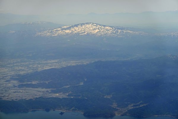 JAL2872便の機内から：月山＆湯殿山