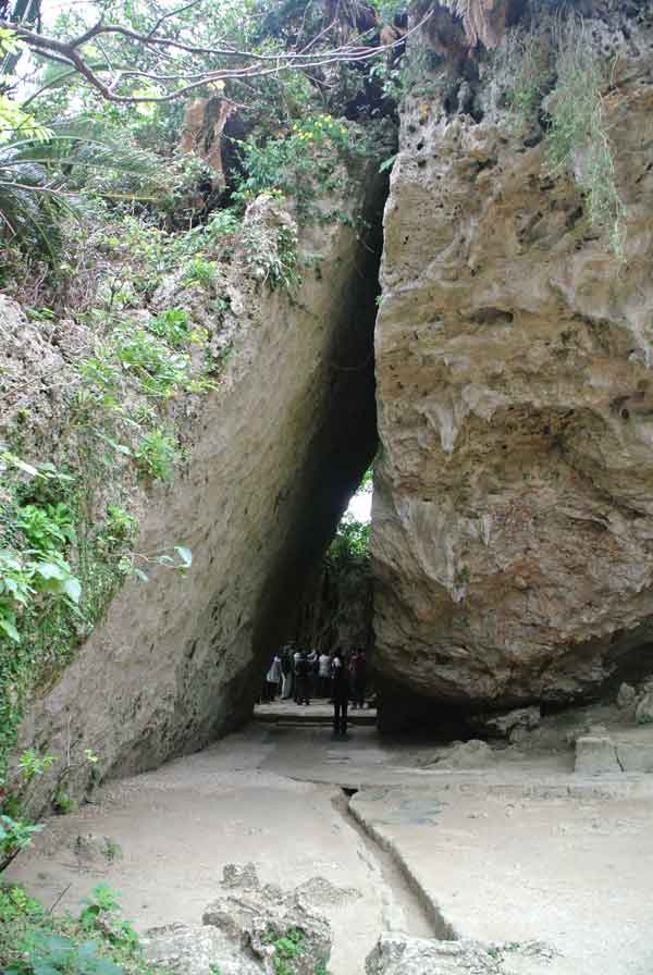 斎場御嶽(4)：三角岩