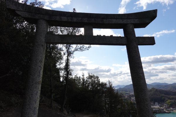 奥之院への山道(4)：天空の鳥居