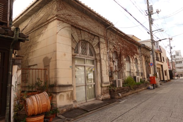 米場町通りの味のある建物