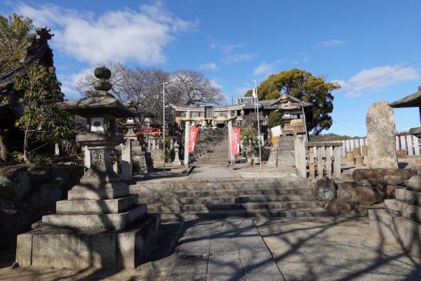 八幡神社：踏切を越えた所の鳥居