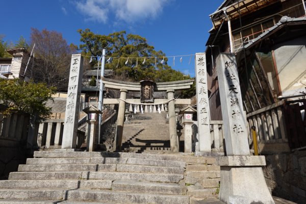 御袖天満宮：参道と一の鳥居