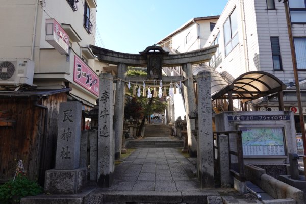 艮(うしとら)神社：一の鳥居