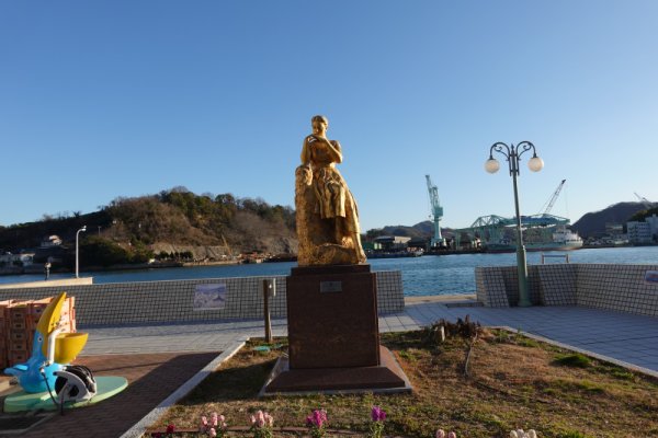 海の見える公園の銅像