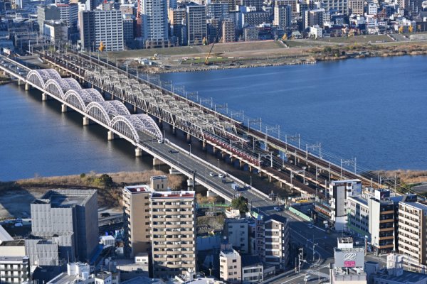 梅田スカイビル空中庭園(2)：阪急鉄橋