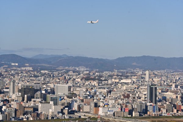 梅田スカイビル空中庭園(3)：伊丹空港進入機