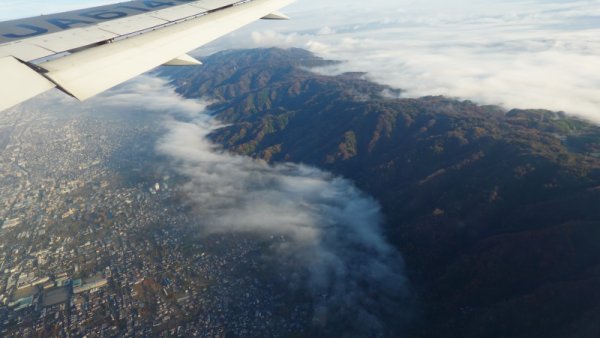 JAL103便の機内(2)：生駒山地