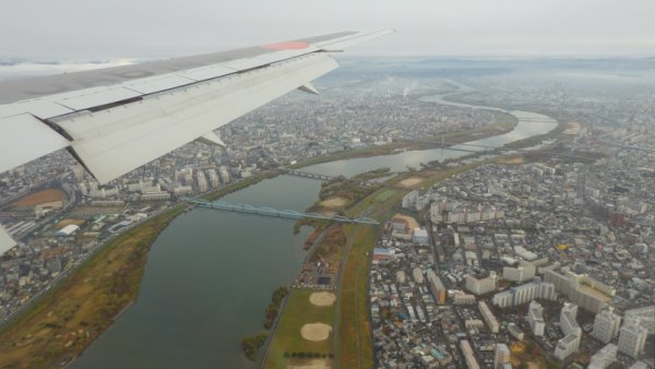 JAL103便の機内(3)：淀川を通過