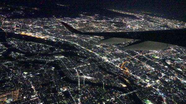 JAL134便の機内から(7)：伊丹空港サヨナラ