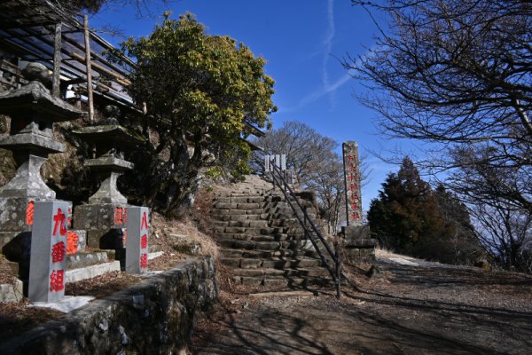阿夫利神社本社への最後の階段