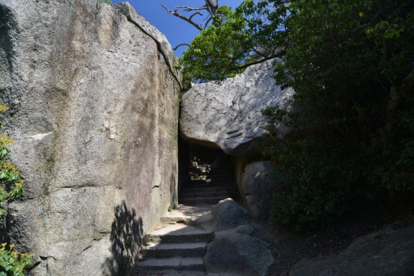 弥山登山：くぐり岩