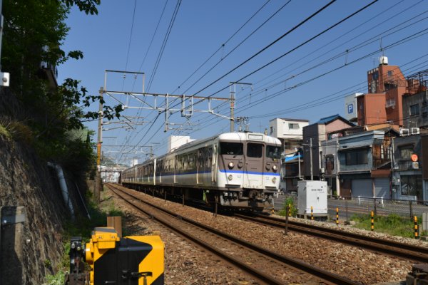 持光寺踏切：山陽本線通過