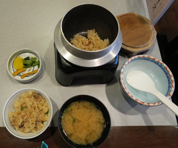 ２日目の夕食：釜めし