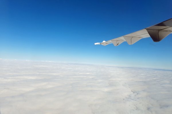 上昇して雲の上に